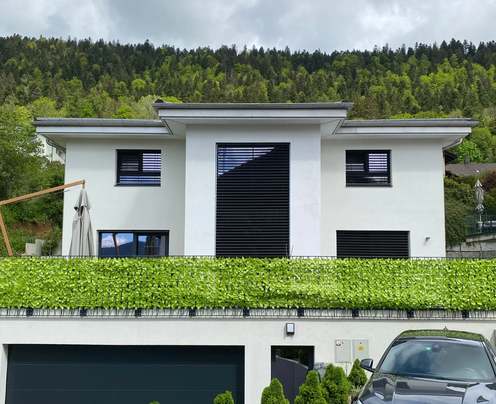 Villa neuve équipée de fenêtres et stores anthracite par HR Construction