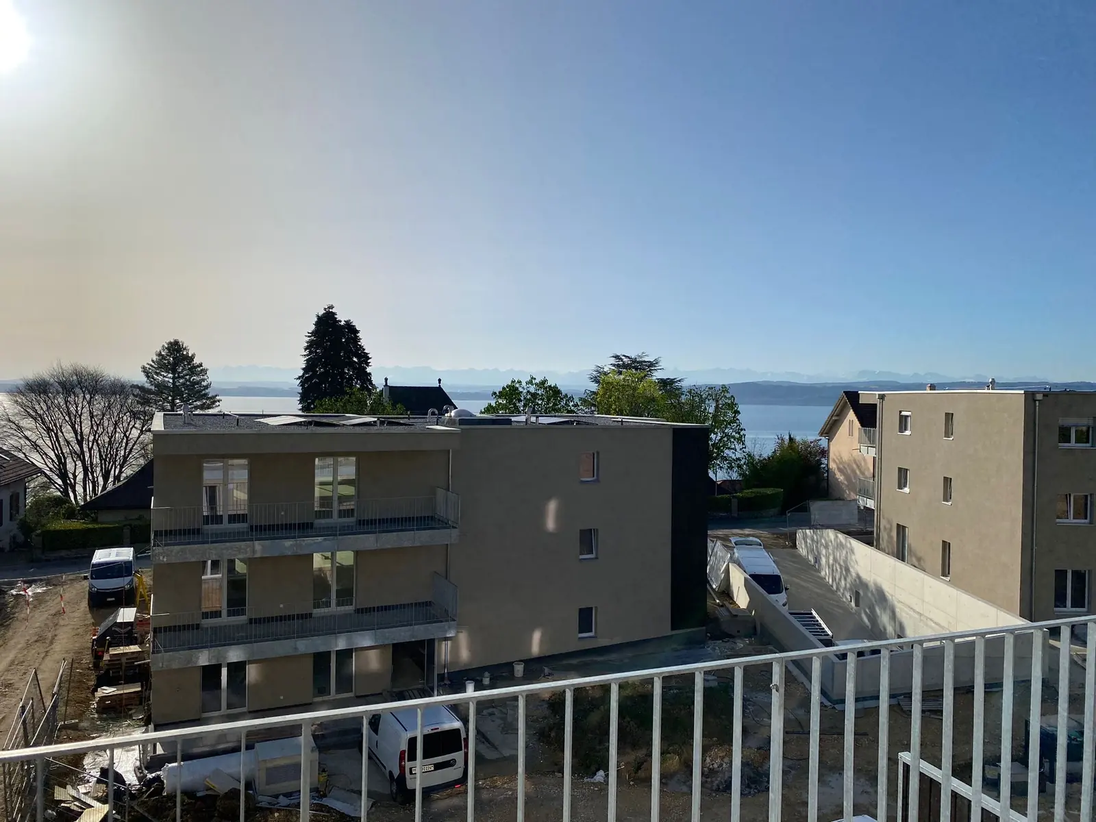 Immeuble neuf, vue lac — Fenêtres et baies