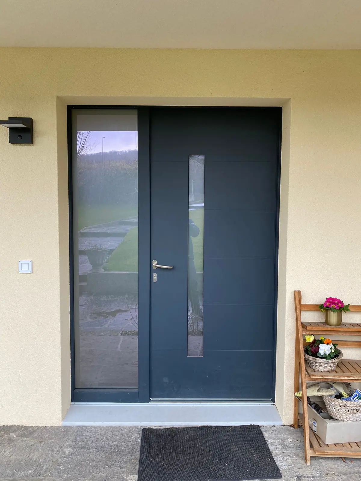 Porte d'entrée alu anthracite avec grand vitrage latéral