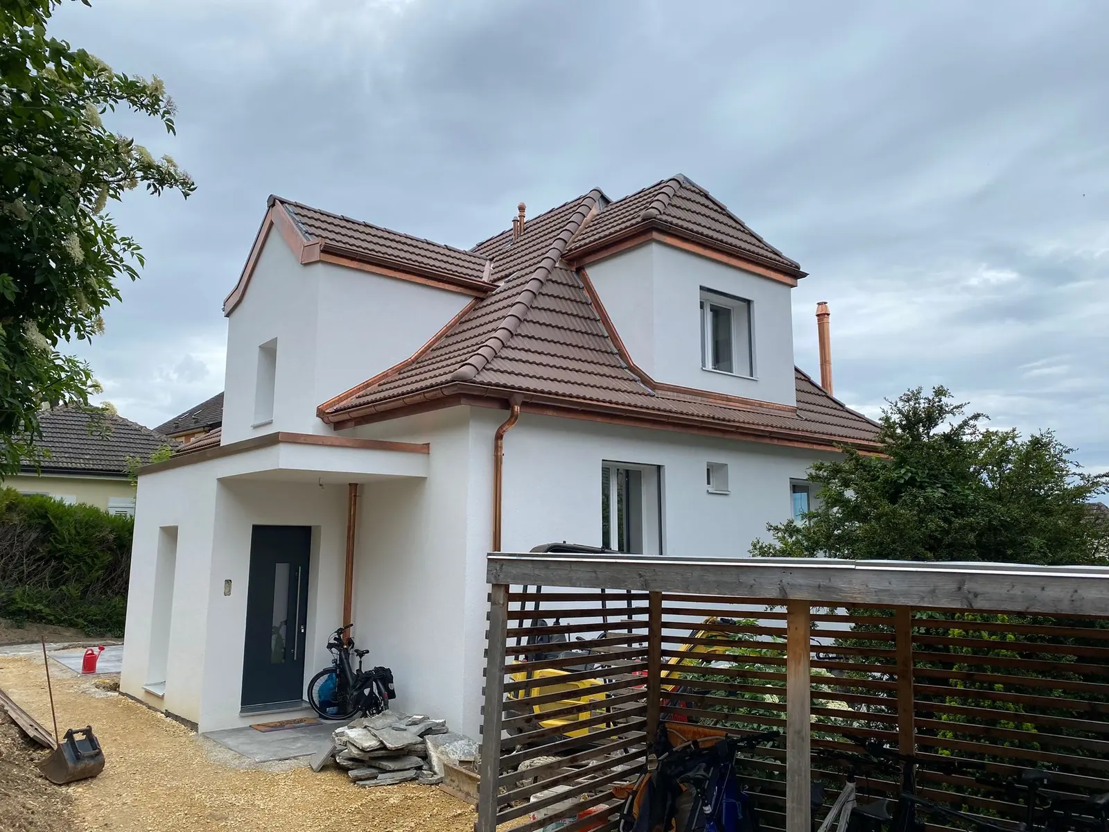 Porte d'entrée anthracite posée sur une villa blanche